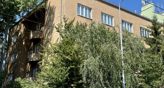 Nájemní domy na Merhautově ulici: Historie a osudy jejich obyvatel